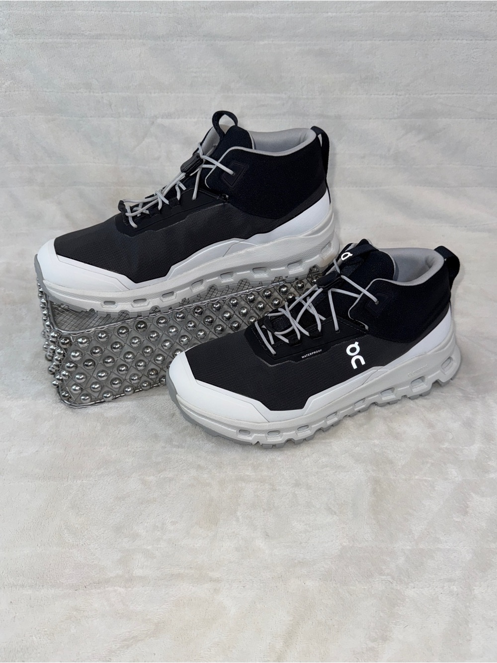 On Clouds hero Mid Waterproof Black White Sz Youth 5/Women 6.5 3YD30020299 🖤🤍